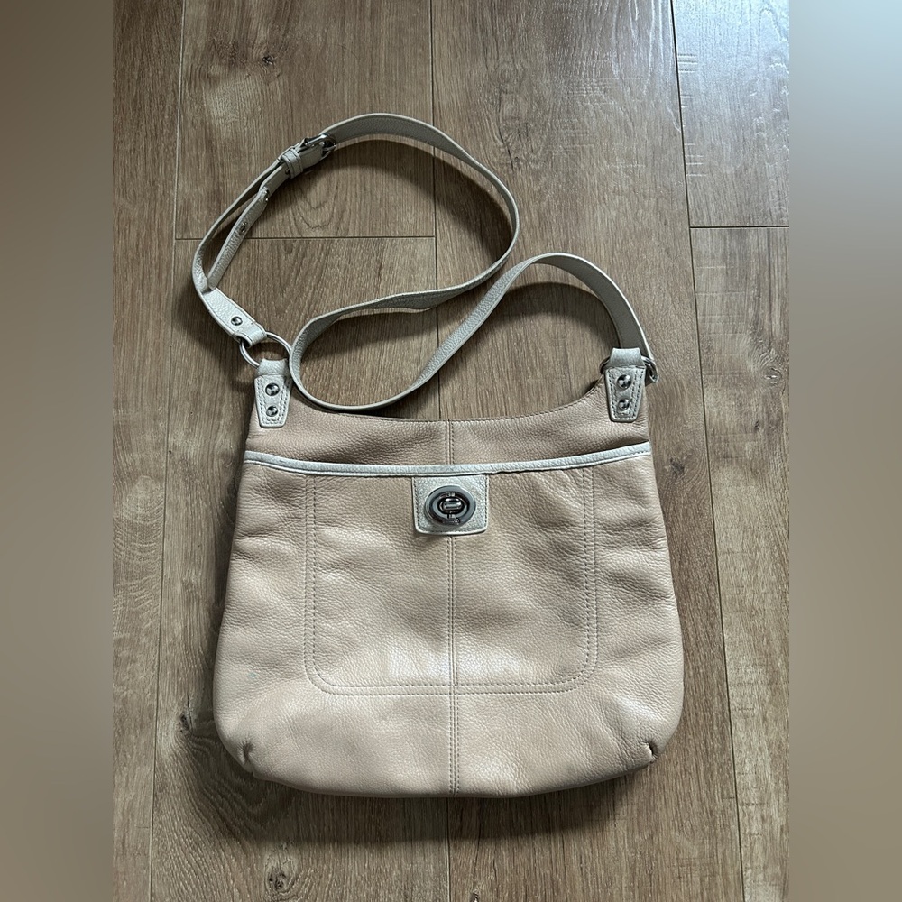 Coach Penelope Pebbled Leather Hippie F19265 Crossbody Shoulder bag Beige/White